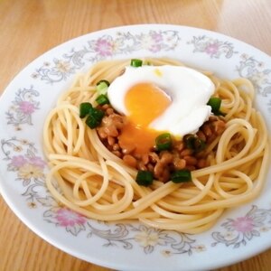 温玉乗せ♡ピリ辛納豆パスタ